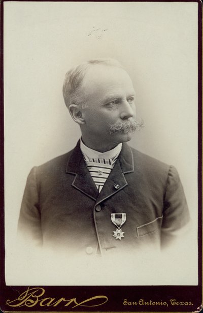 Borstportret van Hiram L. Kelley, met een gestreepte stropdas en een pak met een medaille op de jas gespeld, en met zijn hoofd naar rechts gedraaid door San Antonio D.P. Barr
